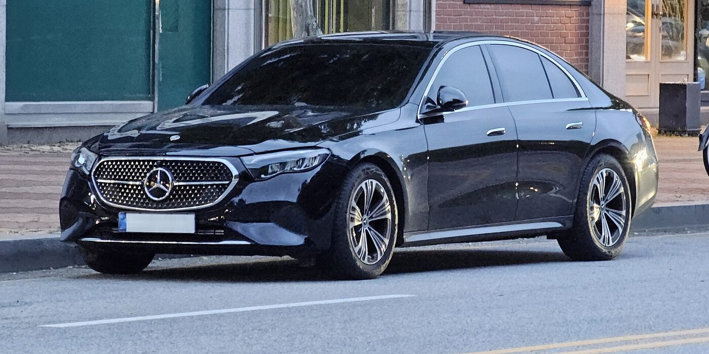 Чёрный BMW