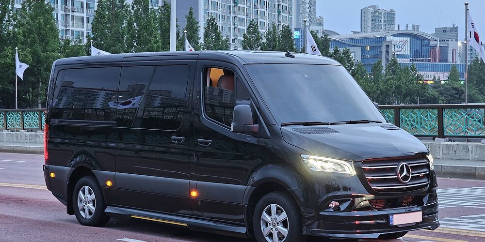 Чёрный Mercedes-Benz Sprinter